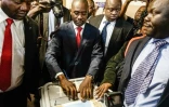 Le chef de l'opposition zimbabwéenne Nelson Chamisa glisse son bulletin dans l'urne, le 30 juillet 2018 à Harare