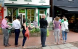 Des clients attendent devant les restaurants Rose's Luxury (g) et Pineapple and Pearls (d) Ă Washington, le 21 septembre 2016