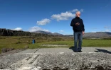 Le généticien Kari Stefansson près de la tombe du poète Jonas Hallgrimsson (g) à Thingvellir, le 28 août 2026 en Islande