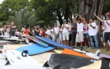 Saint-Denis - Jeudi 26 juillet 2012 - Rassemblement de surfeurs devant la préfecture pour demander des mesures de protection contre les requins