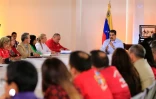 Le président vénézuélien Nicolas Maduro (d) avec les membres de son gouvernement au palais présidentiel de Miraflores à Caracas, le 27 mai 2019