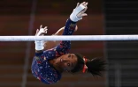 La gymnaste américaine Simone Biles pendant les qualifications des Jeux olympiques de Tokyo, le 25 juillet 2021