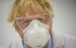 Le Premier ministre britannique Boris Johnson visite le laboratoire français de biotechnologie Valneva, basé à Livingston, dans l'ouest de l'Ecosse, le 28 janvier 2021