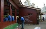 Un membre des forces paramilitaires loyales à Daniel Ortega balaie le sol à Masaya, au Nicaragua, le 18 juillet 2018 