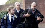 Georges Tron et deux de ses avocats, Antoine Vey (G) et Eric Dupond-Moretti (D)le 23 ocotbre 2018 à leur arrivée au palais de justice de Bobigny.