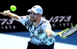 Adrian Mannarino face à l'Allemand Alexander Zverev au 3e tour de l'Open d'Australie, à Melbourne, le 12 février 2021