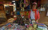 Mu Par, une femme de la tribu Kayan, vend des produits de l'artisanat local à Panpet, près de Demoso dans l'Etat Kayah, au centre de la Birmanie, le 6 mars 2016