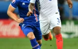 L'atttaquant Johann Berg Gudmundsson (g) à la lutte avec le défenseur anglais Danny Rose lors de l'Euro à l'Allianz Riviera, le 27 juin 2016