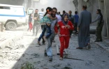 Des civils fuient les bombardements le 29 avril 2016 à Alep