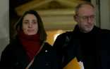La secrétaire générale de la CGT Sophie Binet (gauche) et le membre du bureau confédéral élargi de la CGT Denis Gravouil, arrivent à l'Hôtel Matignon avant des pourparlers avec le Premier ministre français, au centre de Paris le 8 janvier 2025