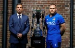 Le nouveau sélectionneur du XV d'Italie Franco Smith et son capitaine Luca Bigi posent à côté du trophée du Tournoi des six nations le 22 janvier 2020 à Londres
