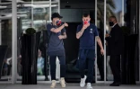 Les Parisiens Neymar et Marco Verratti à la sortie de l'hôtel du club à Lisbonne, avant leur départ pour Paris, le 24 août 2020