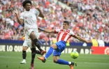 Jules Koundé, alors défenseur du Séville FC contre le buteur de l'Atletico Luis Suarez à Madrid, le 15 mai 2022 