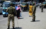 Des paramilitaires indiens montent la garde dans une rue à Srinagar, au Cachemire indien, le 14 mai 2025
