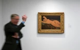 Le curateur Lukas Gloor devant le "Nu couché" d'Amedeo Modigliani, tableau qui figure parmi les oeuvres de la collection Bührle présentées pour la première fois à Lausanne, à la Fondation de l'Hermitage 