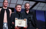 (de G à D) L'actrice norvégienne Renate Reinsve, le réalisateur roumain Cristian Mungiu et l'acteur roumano-américain Sebastian Stan  
lors de la cérémonie de clôture de la 79e édition du Festival de Cannes, le 23 mai 2026