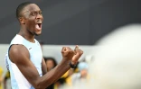 Le Botswanais Letsile Tebogo célèbre sa médaille d'argent dans la finale du 100 m masculin lors des Championnats du monde d'athlétisme à Budapest, le 20 août 2023