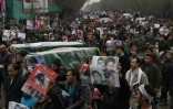 Des Afghans brandissant les cercueils de sept Hazaras décapités, manifestent le 11 novembre 2015 à Kaboul