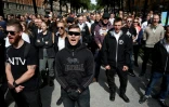 Des militants du mouvement néonazi suédois NMR crient des slogans lors d'une manifestation à Stockholm le 25 août 2018
