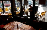 Un restaurant à Paris le 6 octobre 2020, avec des clients masqués en terrasse