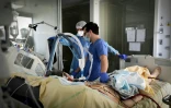 Un patient Covid soigné dans le service de réanimation de l'hôpital Ambroise-Paré à Boulogne-Billancourt, près de Paris, le 8 mars 2021