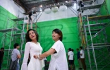 La réalisatrice Christina Kyi (d) et l'actrice Paing Phyo Thu lors du tournage d'un film à Rangoun, le 4 avril 2019  en Birmanie
