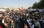 Des Irakiens scandent des slogans lors d'une manifestation anti-gouvernementale sur la place Tahrir à Bagdad, le 22 décembre 2019
