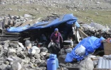 Des habitants de Langtang au Népal sous un abris de de fortune, le 7 avril 2016