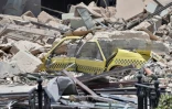 Des pompiers enlèvent des débris des ruines de l'hôtel Saratoga, à La Havane, le 6 mai 2022.