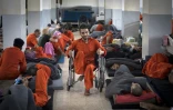 Des jihadistes présumés du groupe Etat islamique (EI) détenus dans une prison kurde du nord-est syrien, le 26 octobre 2019. Parmi eux, quelque 1.500 blessés et malades, selon le directeur de l'établissement