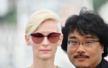 L'actrice britannique Tilda Swinton et le réalisateur sud-coréen Bong Joon-ho lors de la présentation du film Okja à Cannes, le 19 mai 2017