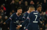 Neymar remercie son passeur Kylian Mbappé sur le but du 5-1 du PSG contre Lorient au Parc des Princes, le 3 avril 2022 
