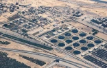 Vue aérienne d'une usine de traitement des eaux dans la banlieue nord du Caire, le 28 mai 2021 