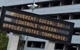 Un panneau d'information sur lequel on peut lire "mouvement social du contrôle aérien appelez votre compagnie" à l'aéroport Paris-Charles-de-Gaulle, dans la banlieue nord-est de Paris, le 16 septembre 2022