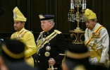 Le nouveau roi de Malaisie, Ibrahim Sultan Iskandar (c), arrive au palais national de Kuala Lumpur pour sa prestation de serment, le 31 janvier 2024