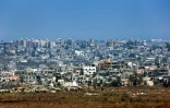 Une photo prise depuis la frontière sud d'Israël avec la bande de Gaza montre des bâtiments détruits dans des bombardements israéliens sur le territoire palestinien, le 9 juillet 2024
