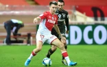 Le milieu russe de Monaco Aleksandr Golovin devant le milieu de Dijon Romain Amalfitano, le 9 novembre 2019 au stade Louis-II