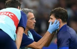 Le capitaine du XV de France Antoine Dupont (d) soignée après un choc à la mâchoire face à la Namibie, lors du Mondial, de rugby, le 30 septembre 2023 à Marseille