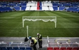 Des ouvriers peaufinent les derniers travaux avant l'inauguration du "Stade des Lumières", le nouveau stade de Lyon, le 5 janvier 2016 à Décines-Charpieu