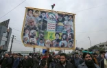 Des partisans du Hachd al-Chaabi, coalition de factions irakiennes pro-Iran, manifestant dans les rues de Bagdad le 2 janvier 2022 avec une pancarte où il est notamment écrit "Mort à l'Amérique"