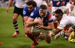 Le talonneur français Guilhem Guirado, soutenu par Yoann Huget, inscrit un essai contre les Fidji, le 24 novembre 2018 au Stade de France à Saint-Denis