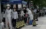 Des personnes attendent de se faire tester pour le coronavirus à Pékin, le 13 juin 2022