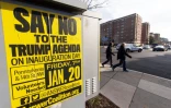 Une affiche appelant à manifester contre Donald Trump, le jour de son investiture, à Washington.