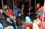 Des familles syriennes des quartiers est d'Alep sont évacuées en bus vers un quartier sous contrôle des forces kurdes, le 27 novembre 2016