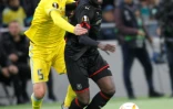 Le défenseur bosnien d'Astana Marin Anicic (g) à la lutte avec le Sénégalais de Rennes Mbaye Niang en Ligue Europa, le 4 octobre 2018 à Astana   