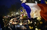 Un drapeau français flotte place de la République à Paris le 22 novembre 2015