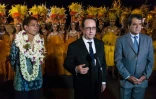 Francois Hollande entre la ministre aux Territoires d'Outre-mer George Pau-Langevin et le président de Polynésie française Edouard Fritch à son arrivée le 21 février 2016 à Papeete