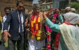 Farooq Abdullah (C), président du parti de la Conférence Nationale arrive pour assister à un meeting de campagne électorale à Srinagar, la principale ville du Cachemire administrée par l'Inde, le 11 mai 2024