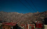 Les moines et moniales de l'Institut bouddhiste de Larung Gar habitent des cabanes de bois rouges, à Sertar, dans un district tibétain de la province chinoise du Sichuan, le 8 décembre 2015
