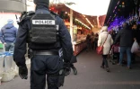 Un policier patrouille dans les allées du marché de Noël de Strasbourg, le 20 décembre 2016